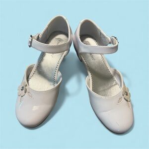 Chic Kids White Dress Shoes with Flower Detail